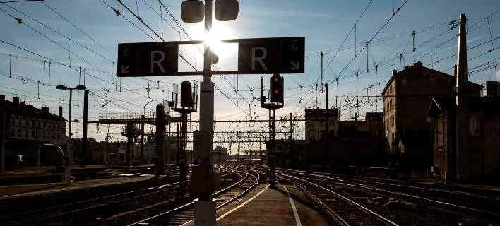 Γαλλία: Μεγάλα προβλήματα σε σιδηροδρομικά & αεροπορικά δρομολόγια